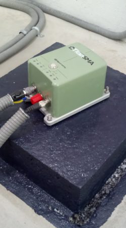 Acelerógrafo triaxial en la base de concreto aislada de la superficie